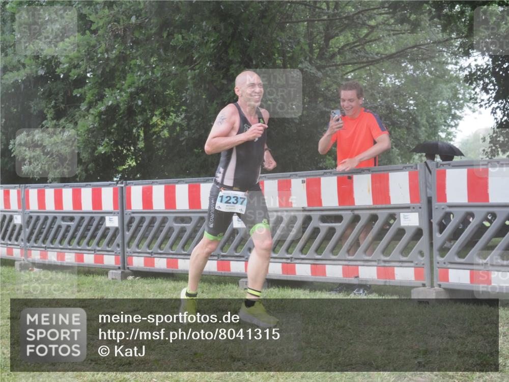 21.06.2025 - 27. Vierlanden-Triathlon KatJ http://msf.ph/oto/8041315 15.06.2025 14:31:43 Ziel 1237 meine-sportfotos.de