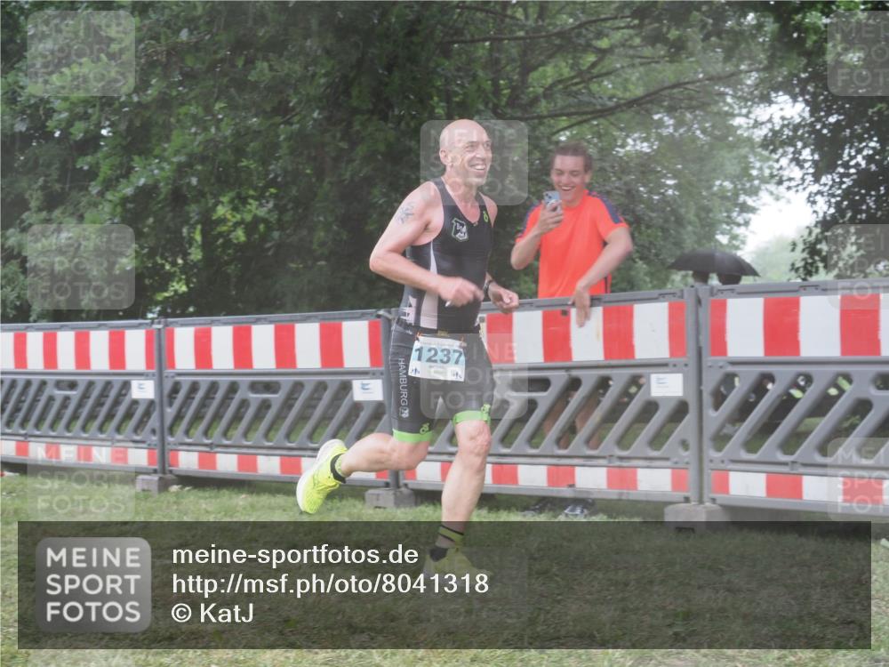21.06.2025 - 27. Vierlanden-Triathlon KatJ http://msf.ph/oto/8041318 15.06.2025 14:31:43 Ziel 1237 meine-sportfotos.de