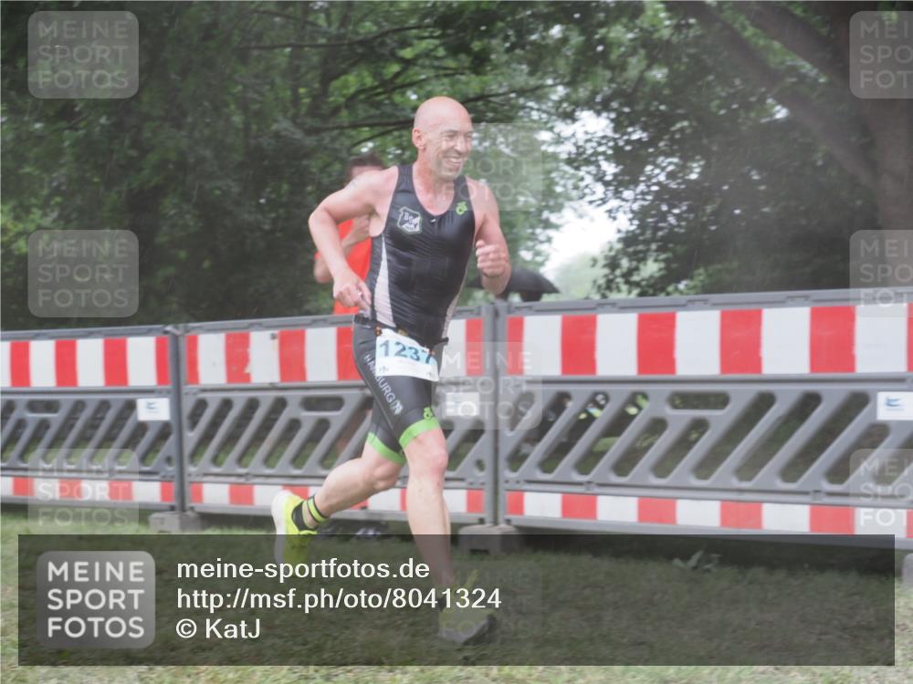 21.06.2025 - 27. Vierlanden-Triathlon KatJ http://msf.ph/oto/8041324 15.06.2025 14:31:43 Ziel 1237 meine-sportfotos.de