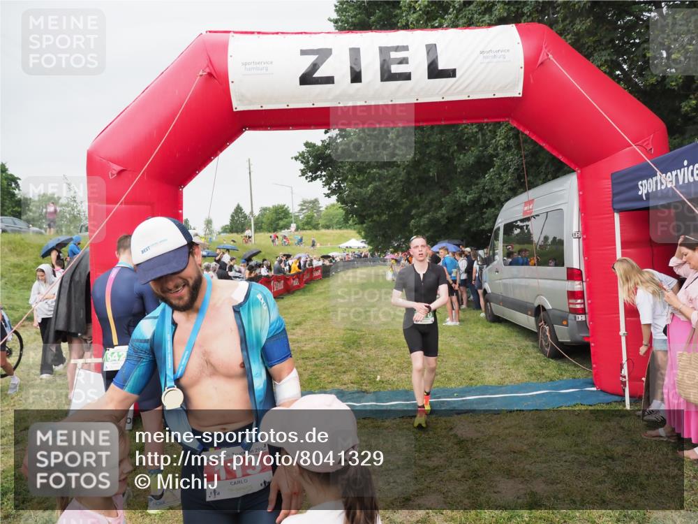 21.06.2025 - 27. Vierlanden-Triathlon MichiJ http://msf.ph/oto/8041329 15.06.2026 13:28:34 Ziel 113, 670, 751 meine-sportfotos.de