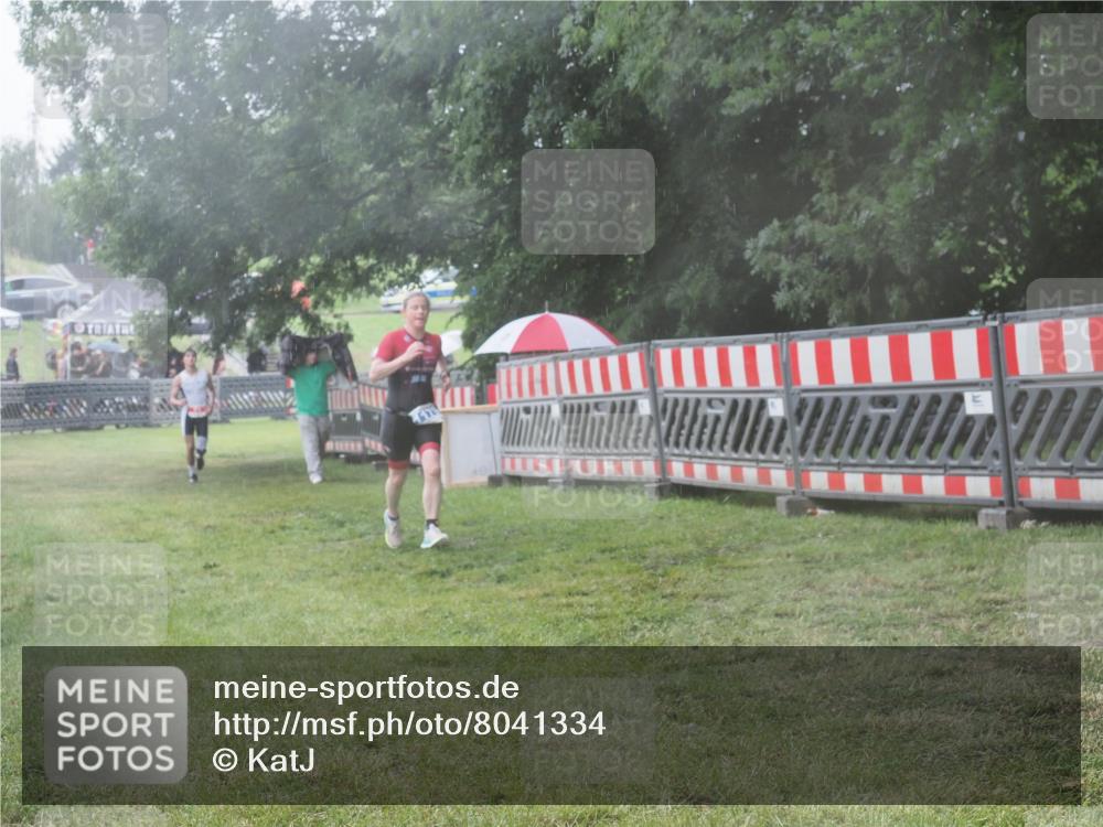 21.06.2025 - 27. Vierlanden-Triathlon KatJ http://msf.ph/oto/8041334 15.06.2025 14:32:42 Ziel 71, 1179 meine-sportfotos.de
