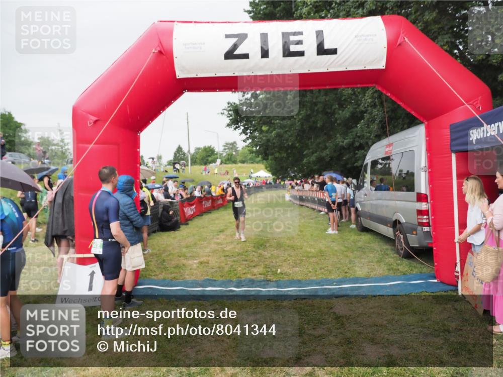 21.06.2025 - 27. Vierlanden-Triathlon MichiJ http://msf.ph/oto/8041344 15.06.2026 13:29:01 Ziel 706 meine-sportfotos.de