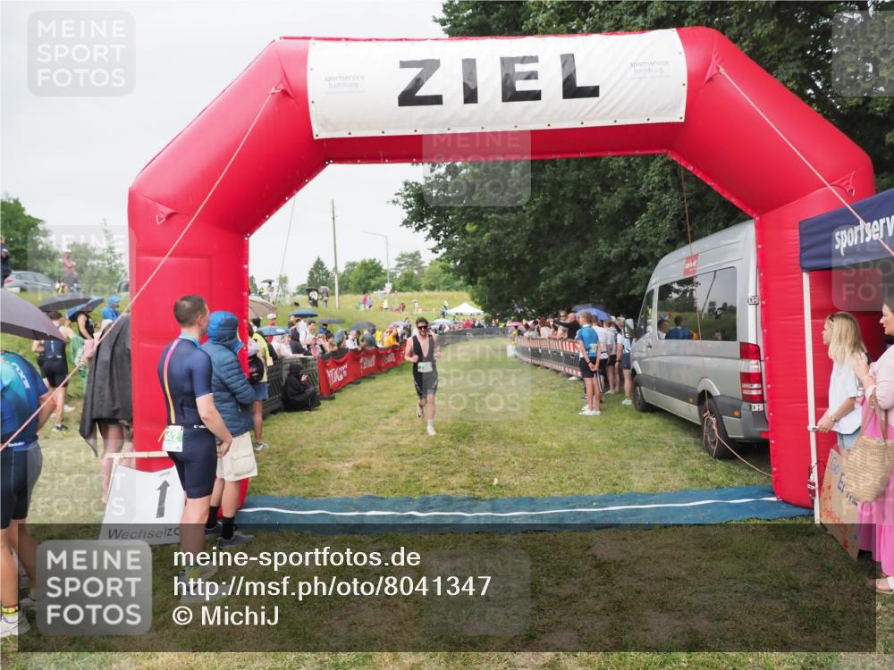 21.06.2025 - 27. Vierlanden-Triathlon MichiJ http://msf.ph/oto/8041347 15.06.2026 13:29:01 Ziel 706 meine-sportfotos.de