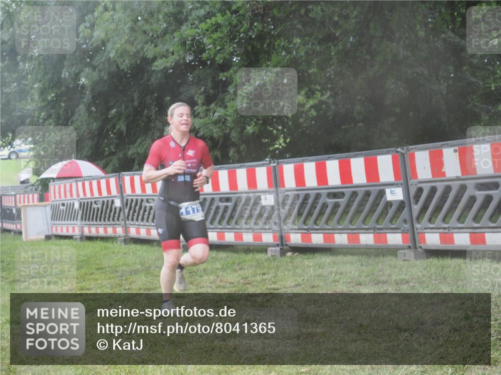 21.06.2025 - 27. Vierlanden-Triathlon KatJ http://msf.ph/oto/8041365 15.06.2025 14:32:44 Ziel 71, 1179 meine-sportfotos.de