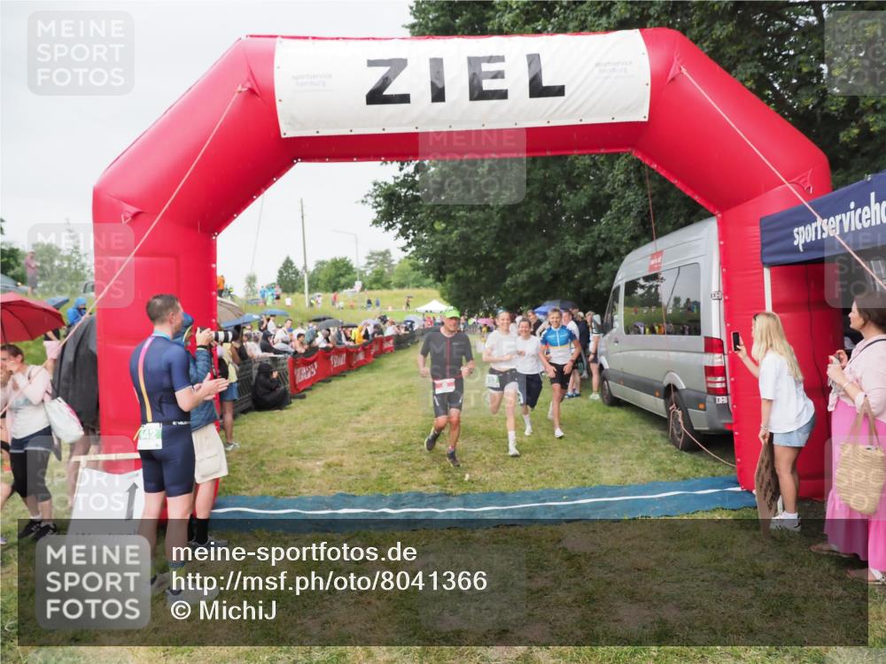 21.06.2025 - 27. Vierlanden-Triathlon MichiJ http://msf.ph/oto/8041366 15.06.2026 13:29:18 Ziel 9, 952 meine-sportfotos.de