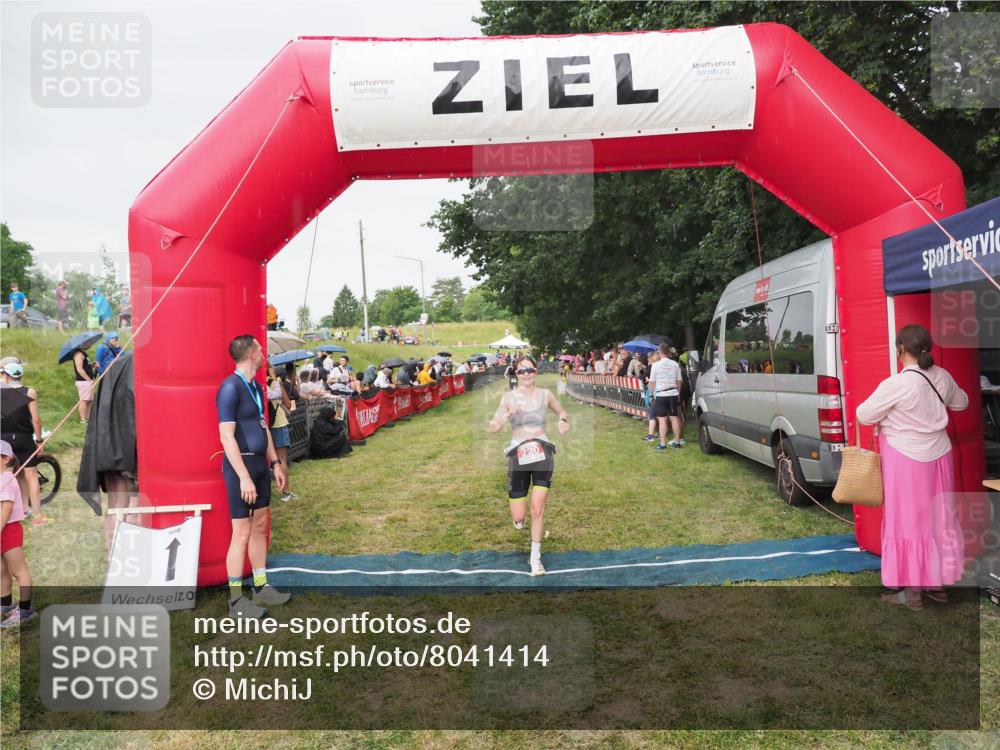 21.06.2025 - 27. Vierlanden-Triathlon MichiJ http://msf.ph/oto/8041414 15.06.2026 13:29:35 Ziel 220 meine-sportfotos.de