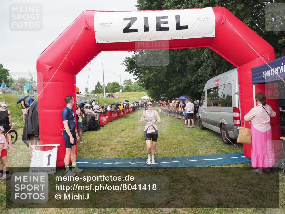 21.06.2025 - 27. Vierlanden-Triathlon MichiJ http://msf.ph/oto/8041418 15.06.2026 13:29:35 Ziel 220 meine-sportfotos.de