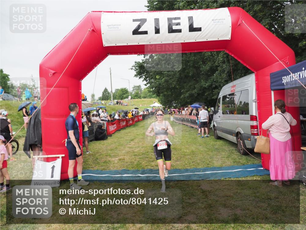 21.06.2025 - 27. Vierlanden-Triathlon MichiJ http://msf.ph/oto/8041425 15.06.2026 13:29:35 Ziel 220 meine-sportfotos.de
