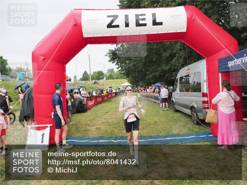 21.06.2025 - 27. Vierlanden-Triathlon MichiJ http://msf.ph/oto/8041432 15.06.2026 13:29:35 Ziel 220 meine-sportfotos.de