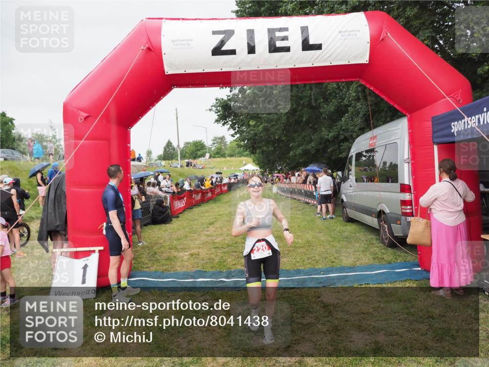 21.06.2025 - 27. Vierlanden-Triathlon MichiJ http://msf.ph/oto/8041438 15.06.2026 13:29:35 Ziel 220 meine-sportfotos.de