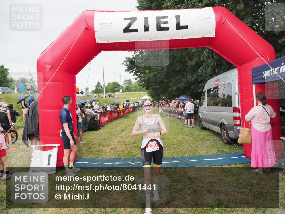 21.06.2025 - 27. Vierlanden-Triathlon MichiJ http://msf.ph/oto/8041441 15.06.2026 13:29:36 Ziel 220 meine-sportfotos.de