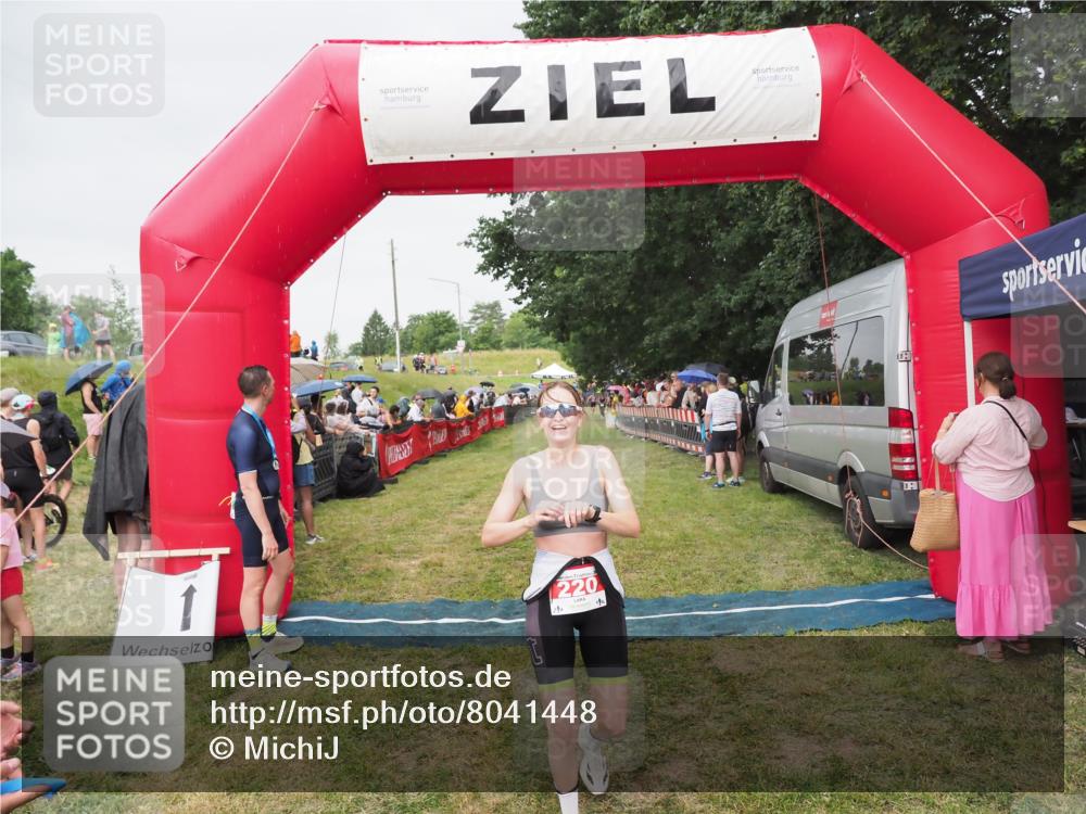 21.06.2025 - 27. Vierlanden-Triathlon MichiJ http://msf.ph/oto/8041448 15.06.2026 13:29:36 Ziel 220 meine-sportfotos.de