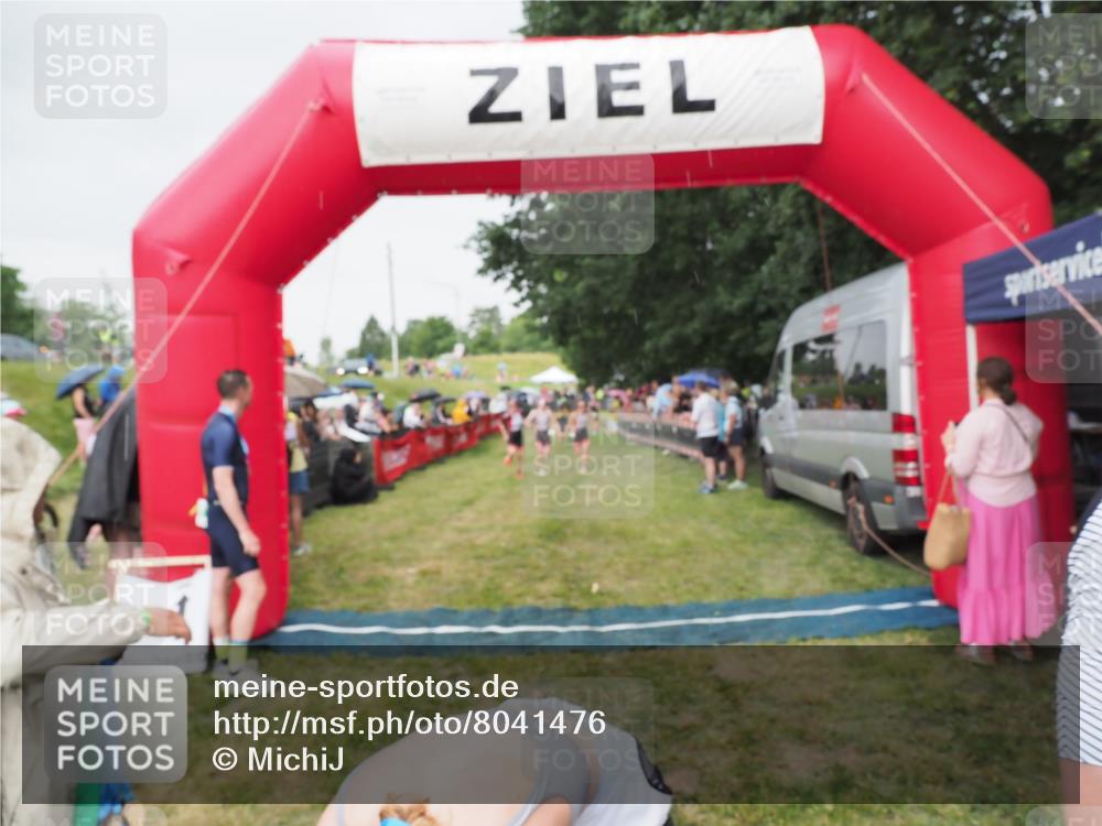 21.06.2025 - 27. Vierlanden-Triathlon MichiJ http://msf.ph/oto/8041476 15.06.2026 13:29:43 Ziel 717, 1069, 1070, 1071 meine-sportfotos.de
