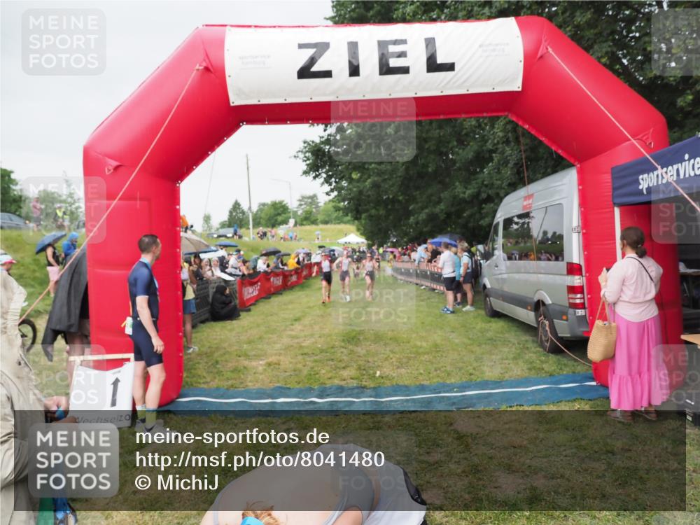 21.06.2025 - 27. Vierlanden-Triathlon MichiJ http://msf.ph/oto/8041480 15.06.2026 13:29:43 Ziel 717, 1069, 1070, 1071 meine-sportfotos.de