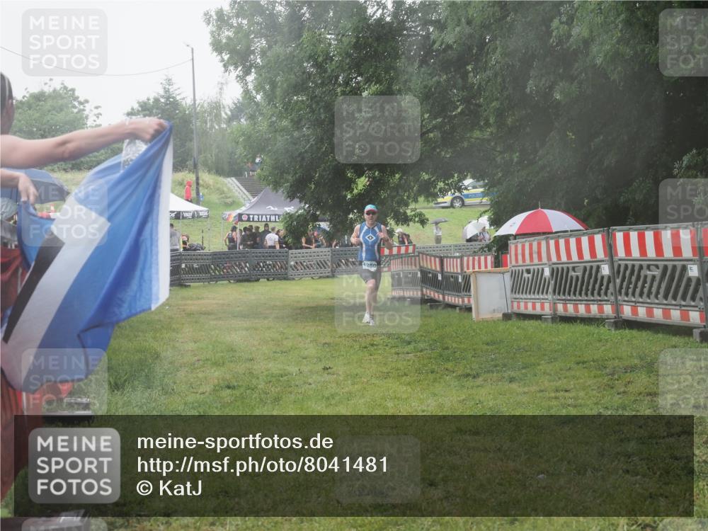 21.06.2025 - 27. Vierlanden-Triathlon KatJ http://msf.ph/oto/8041481 15.06.2025 14:33:20 Ziel 1250 meine-sportfotos.de