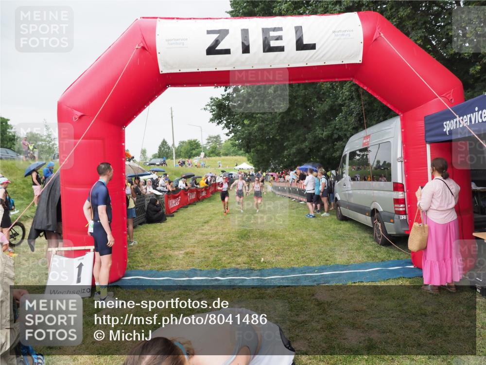 21.06.2025 - 27. Vierlanden-Triathlon MichiJ http://msf.ph/oto/8041486 15.06.2026 13:29:43 Ziel 717, 1069, 1070, 1071 meine-sportfotos.de