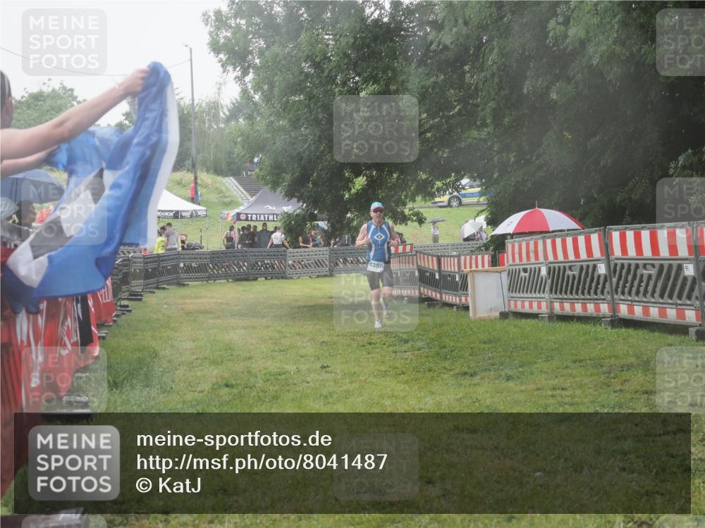 21.06.2025 - 27. Vierlanden-Triathlon KatJ http://msf.ph/oto/8041487 15.06.2025 14:33:20 Ziel 1250 meine-sportfotos.de