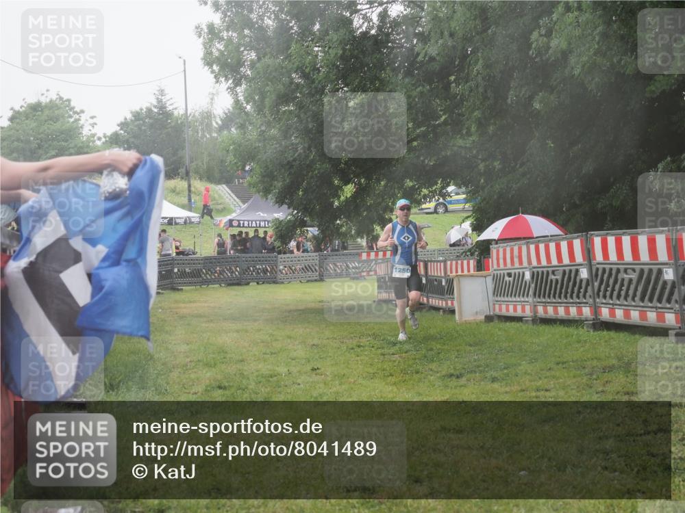 21.06.2025 - 27. Vierlanden-Triathlon KatJ http://msf.ph/oto/8041489 15.06.2025 14:33:21 Ziel 1250 meine-sportfotos.de