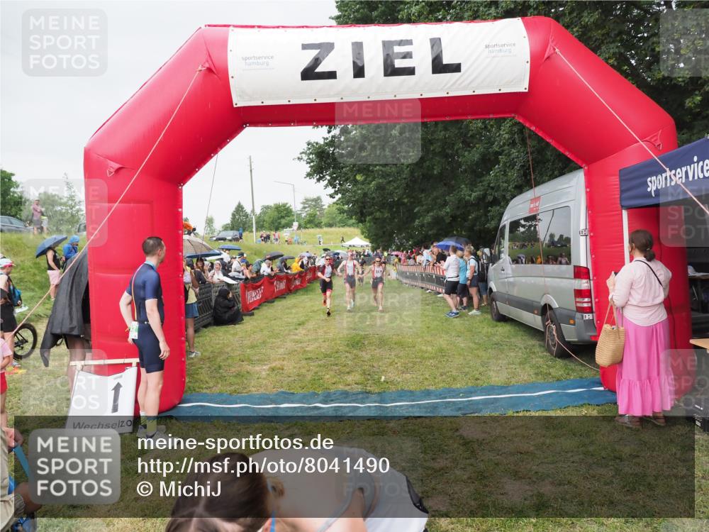21.06.2025 - 27. Vierlanden-Triathlon MichiJ http://msf.ph/oto/8041490 15.06.2026 13:29:43 Ziel 717, 1069, 1070, 1071 meine-sportfotos.de