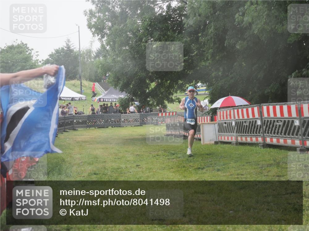21.06.2025 - 27. Vierlanden-Triathlon KatJ http://msf.ph/oto/8041498 15.06.2025 14:33:21 Ziel 1250 meine-sportfotos.de