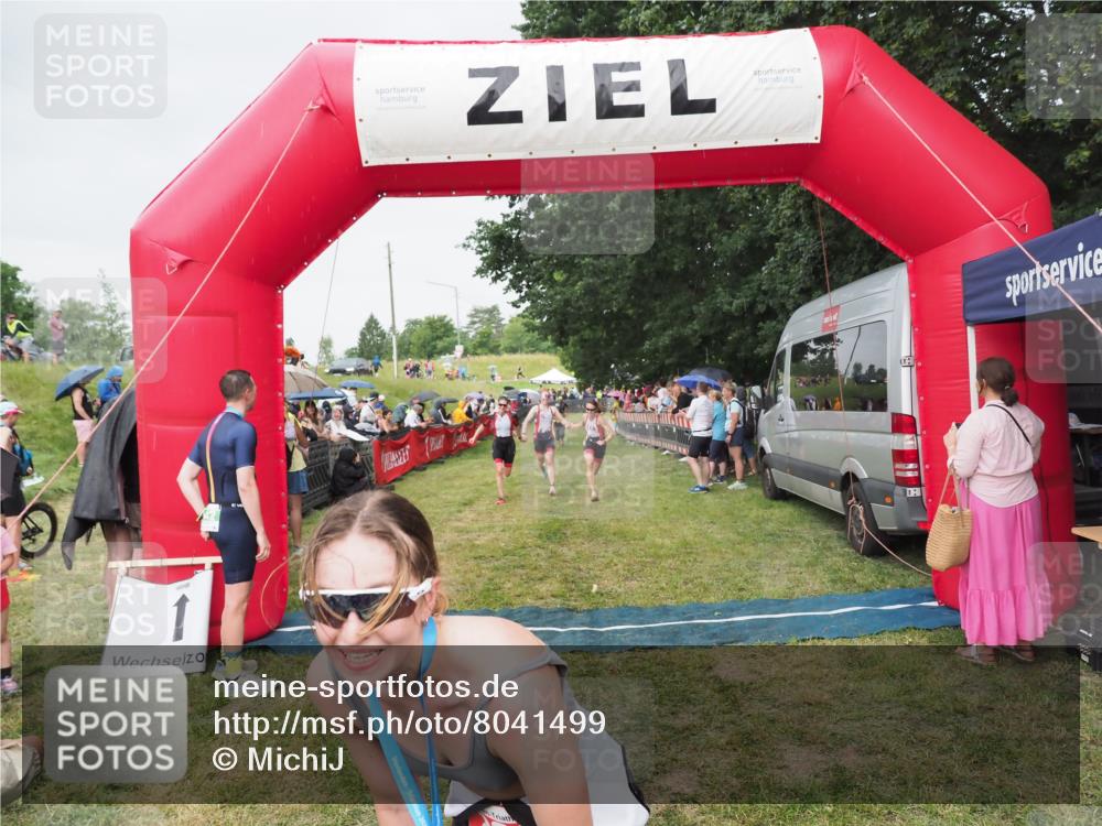 21.06.2025 - 27. Vierlanden-Triathlon MichiJ http://msf.ph/oto/8041499 15.06.2026 13:29:44 Ziel 717, 1069, 1070, 1071 meine-sportfotos.de