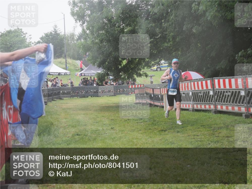 21.06.2025 - 27. Vierlanden-Triathlon KatJ http://msf.ph/oto/8041501 15.06.2025 14:33:22 Ziel 1250 meine-sportfotos.de