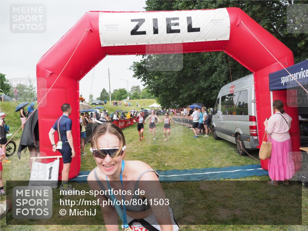 21.06.2025 - 27. Vierlanden-Triathlon MichiJ http://msf.ph/oto/8041503 15.06.2026 13:29:44 Ziel 717, 1069, 1070, 1071 meine-sportfotos.de