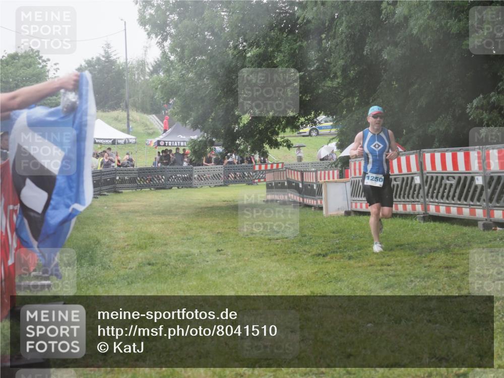 21.06.2025 - 27. Vierlanden-Triathlon KatJ http://msf.ph/oto/8041510 15.06.2025 14:33:22 Ziel 1250 meine-sportfotos.de