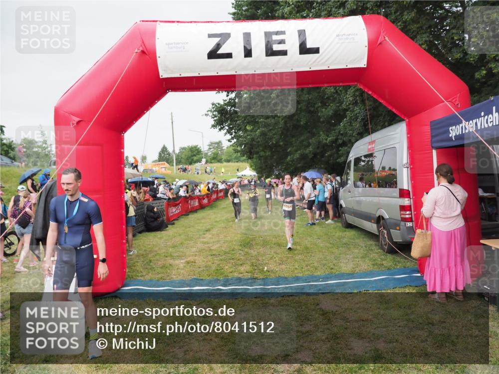 21.06.2025 - 27. Vierlanden-Triathlon MichiJ http://msf.ph/oto/8041512 15.06.2026 13:29:49 Ziel 1061, 1069, 1070, 1071 meine-sportfotos.de