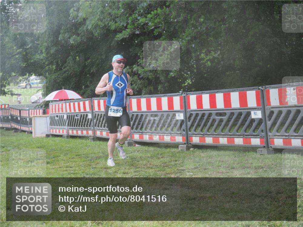 21.06.2025 - 27. Vierlanden-Triathlon KatJ http://msf.ph/oto/8041516 15.06.2025 14:33:23 Ziel 1250 meine-sportfotos.de