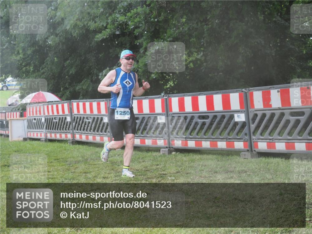 21.06.2025 - 27. Vierlanden-Triathlon KatJ http://msf.ph/oto/8041523 15.06.2025 14:33:23 Ziel 1250 meine-sportfotos.de