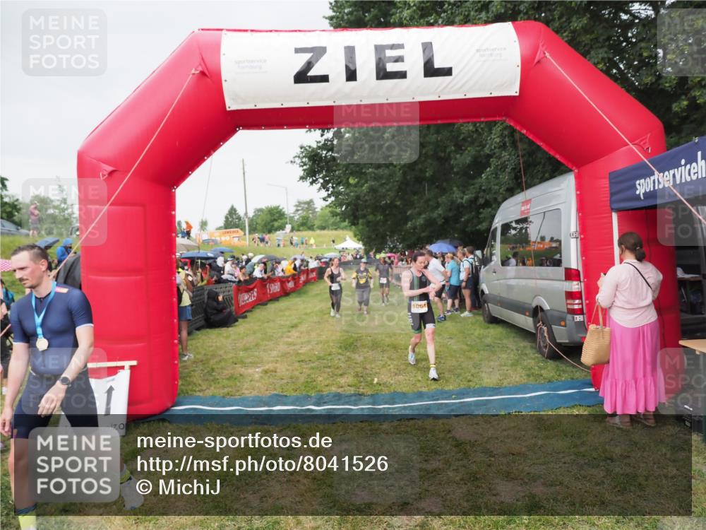 21.06.2025 - 27. Vierlanden-Triathlon MichiJ http://msf.ph/oto/8041526 15.06.2026 13:29:50 Ziel 109, 1061, 1069, 1070, 1071 meine-sportfotos.de