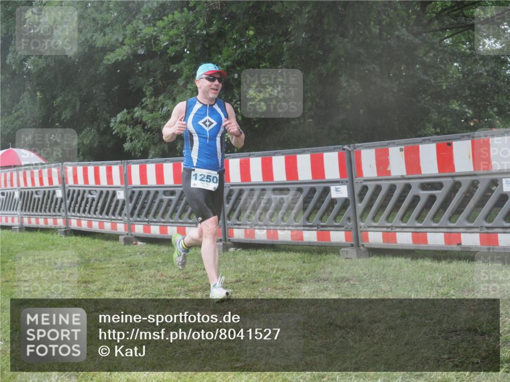 21.06.2025 - 27. Vierlanden-Triathlon KatJ http://msf.ph/oto/8041527 15.06.2025 14:33:24 Ziel 1250 meine-sportfotos.de