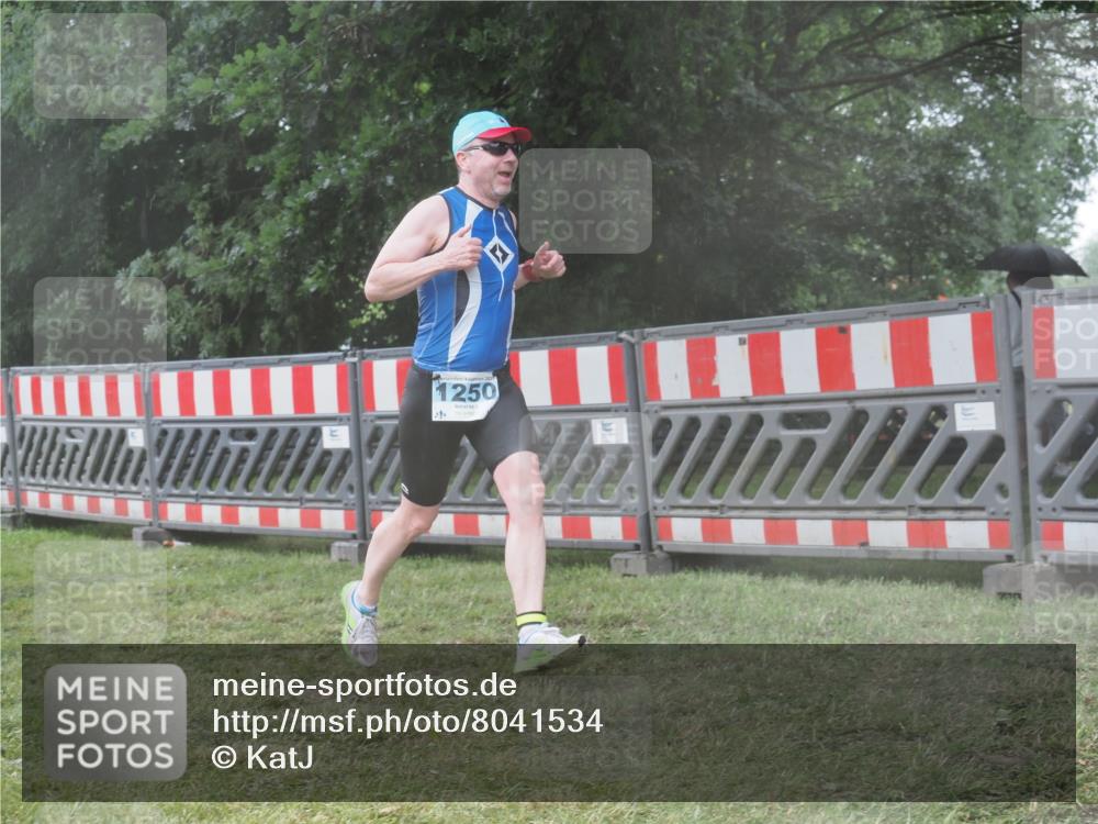21.06.2025 - 27. Vierlanden-Triathlon KatJ http://msf.ph/oto/8041534 15.06.2025 14:33:24 Ziel 1250 meine-sportfotos.de