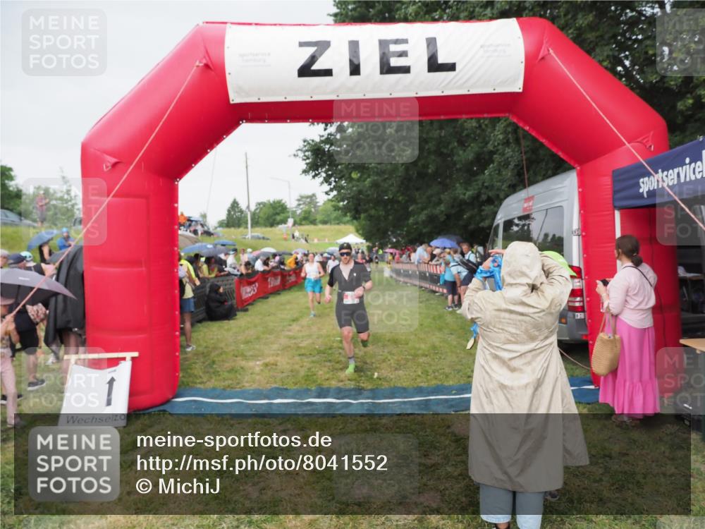 21.06.2025 - 27. Vierlanden-Triathlon MichiJ http://msf.ph/oto/8041552 15.06.2026 13:30:13 Ziel 68, 227, 958, 970 meine-sportfotos.de