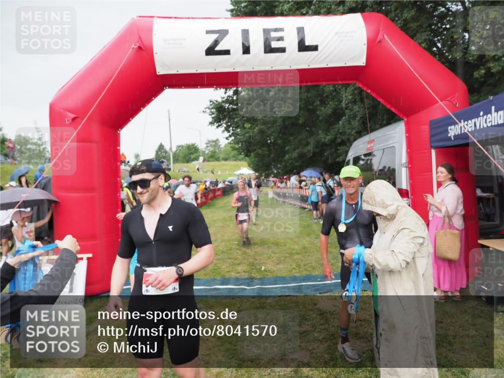 21.06.2025 - 27. Vierlanden-Triathlon MichiJ http://msf.ph/oto/8041570 15.06.2026 13:30:16 Ziel 68, 227, 663, 958, 970 meine-sportfotos.de
