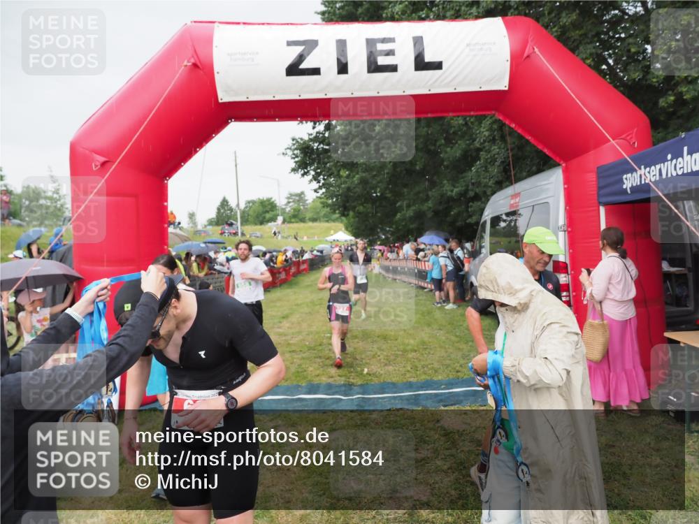 21.06.2025 - 27. Vierlanden-Triathlon MichiJ http://msf.ph/oto/8041584 15.06.2026 13:30:17 Ziel 68, 227, 663, 958, 970 meine-sportfotos.de