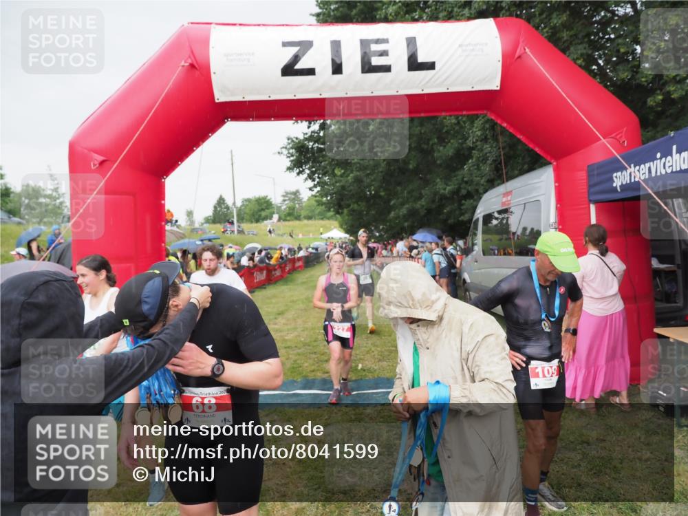 21.06.2025 - 27. Vierlanden-Triathlon MichiJ http://msf.ph/oto/8041599 15.06.2026 13:30:17 Ziel 68, 227, 663, 958, 970 meine-sportfotos.de