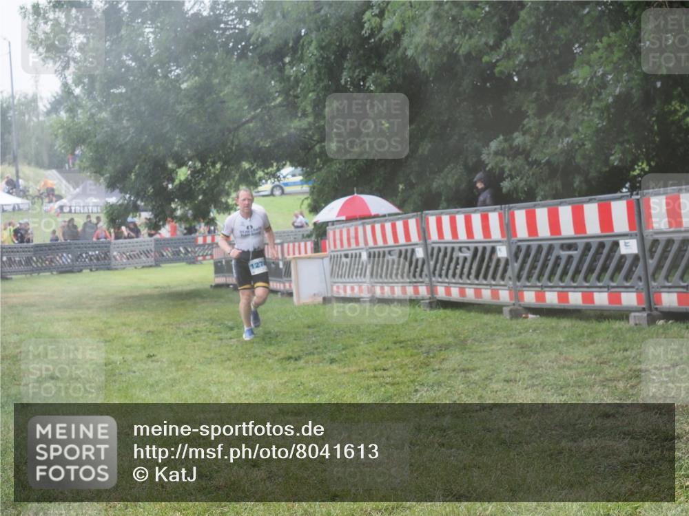21.06.2025 - 27. Vierlanden-Triathlon KatJ http://msf.ph/oto/8041613 15.06.2025 14:34:43 Ziel 1274 meine-sportfotos.de