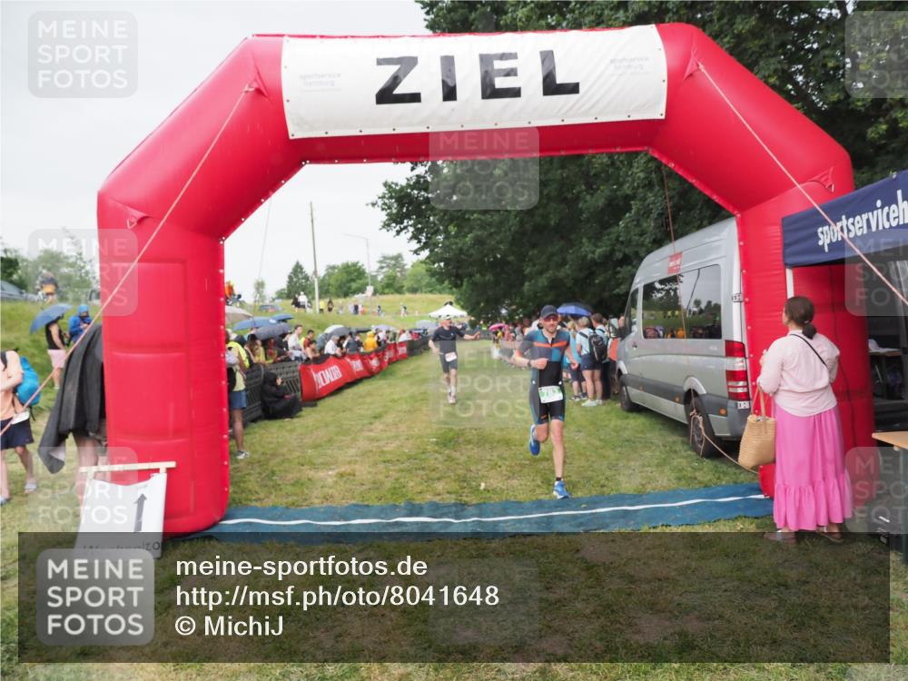 21.06.2025 - 27. Vierlanden-Triathlon MichiJ http://msf.ph/oto/8041648 15.06.2026 13:30:33 Ziel 43, 783, 785 meine-sportfotos.de