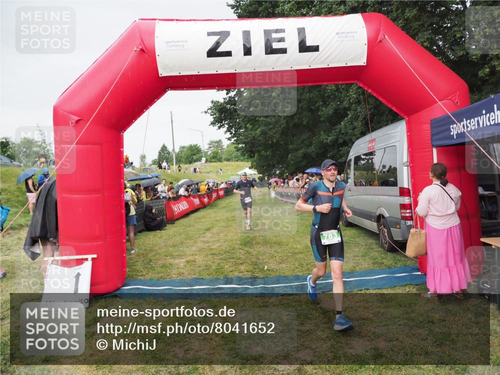 21.06.2025 - 27. Vierlanden-Triathlon MichiJ http://msf.ph/oto/8041652 15.06.2026 13:30:34 Ziel 43, 783 meine-sportfotos.de