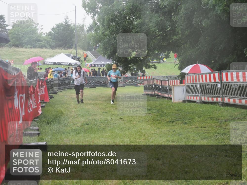 21.06.2025 - 27. Vierlanden-Triathlon KatJ http://msf.ph/oto/8041673 15.06.2025 14:35:27 Ziel 215 meine-sportfotos.de