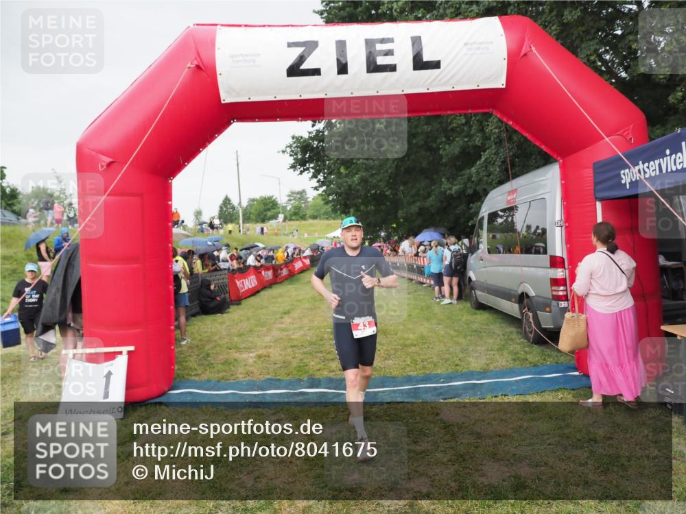 21.06.2025 - 27. Vierlanden-Triathlon MichiJ http://msf.ph/oto/8041675 15.06.2026 13:30:37 Ziel 43, 783 meine-sportfotos.de