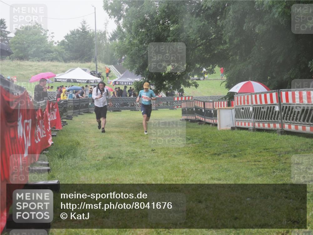21.06.2025 - 27. Vierlanden-Triathlon KatJ http://msf.ph/oto/8041676 15.06.2025 14:35:27 Ziel 215 meine-sportfotos.de