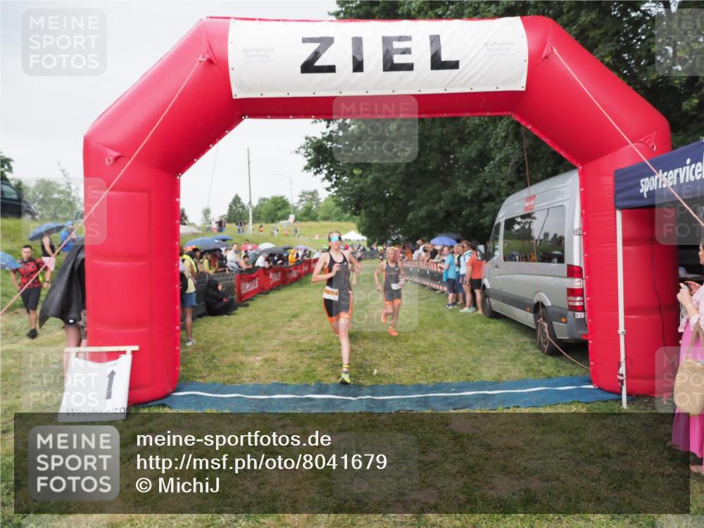 21.06.2025 - 27. Vierlanden-Triathlon MichiJ http://msf.ph/oto/8041679 15.06.2026 13:30:51 Ziel 1073, 1074, 1075 meine-sportfotos.de