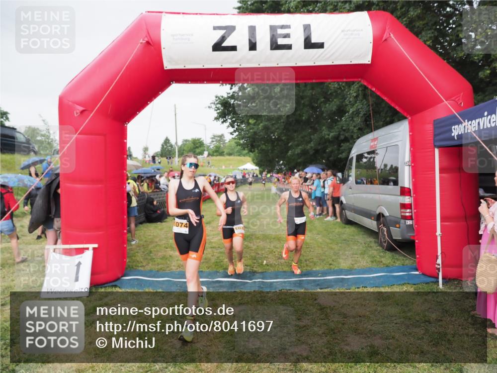 21.06.2025 - 27. Vierlanden-Triathlon MichiJ http://msf.ph/oto/8041697 15.06.2026 13:30:52 Ziel 1073, 1074, 1075 meine-sportfotos.de