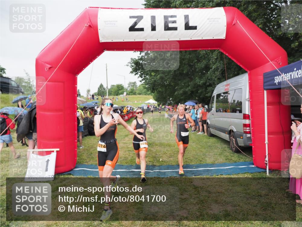 21.06.2025 - 27. Vierlanden-Triathlon MichiJ http://msf.ph/oto/8041700 15.06.2026 13:30:52 Ziel 1073, 1074, 1075 meine-sportfotos.de