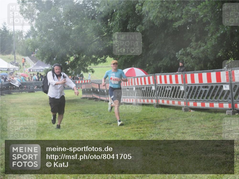 21.06.2025 - 27. Vierlanden-Triathlon KatJ http://msf.ph/oto/8041705 15.06.2025 14:35:29 Ziel 215 meine-sportfotos.de