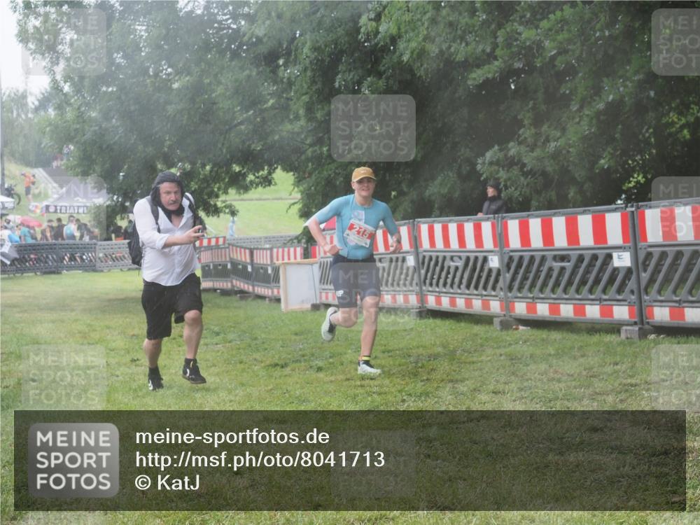21.06.2025 - 27. Vierlanden-Triathlon KatJ http://msf.ph/oto/8041713 15.06.2025 14:35:29 Ziel 215 meine-sportfotos.de
