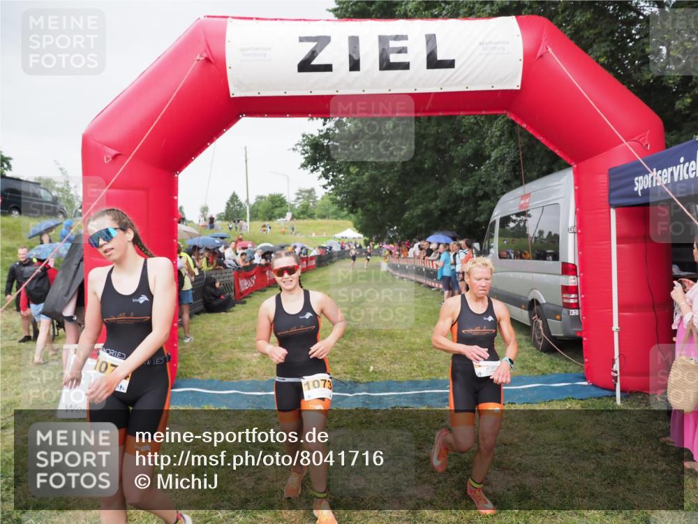 21.06.2025 - 27. Vierlanden-Triathlon MichiJ http://msf.ph/oto/8041716 15.06.2026 13:30:53 Ziel 1073, 1074, 1075 meine-sportfotos.de